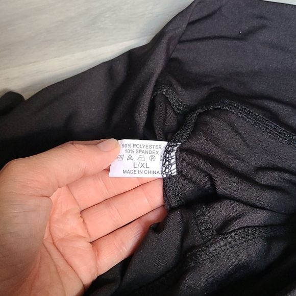 Leggings with pocket and lace like design on side - Picture 2 of 3